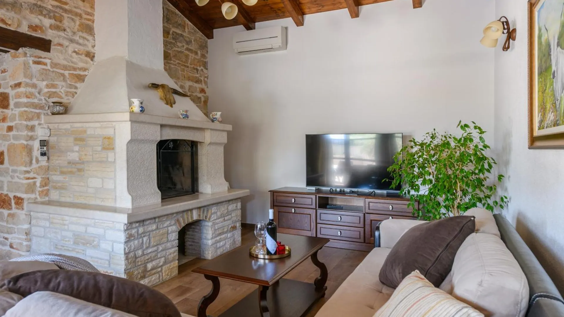 Villa Gina Valtura 0*,  Kroatien